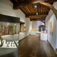 Sala expositiva sobre el trabajo de la piedra en Santillana